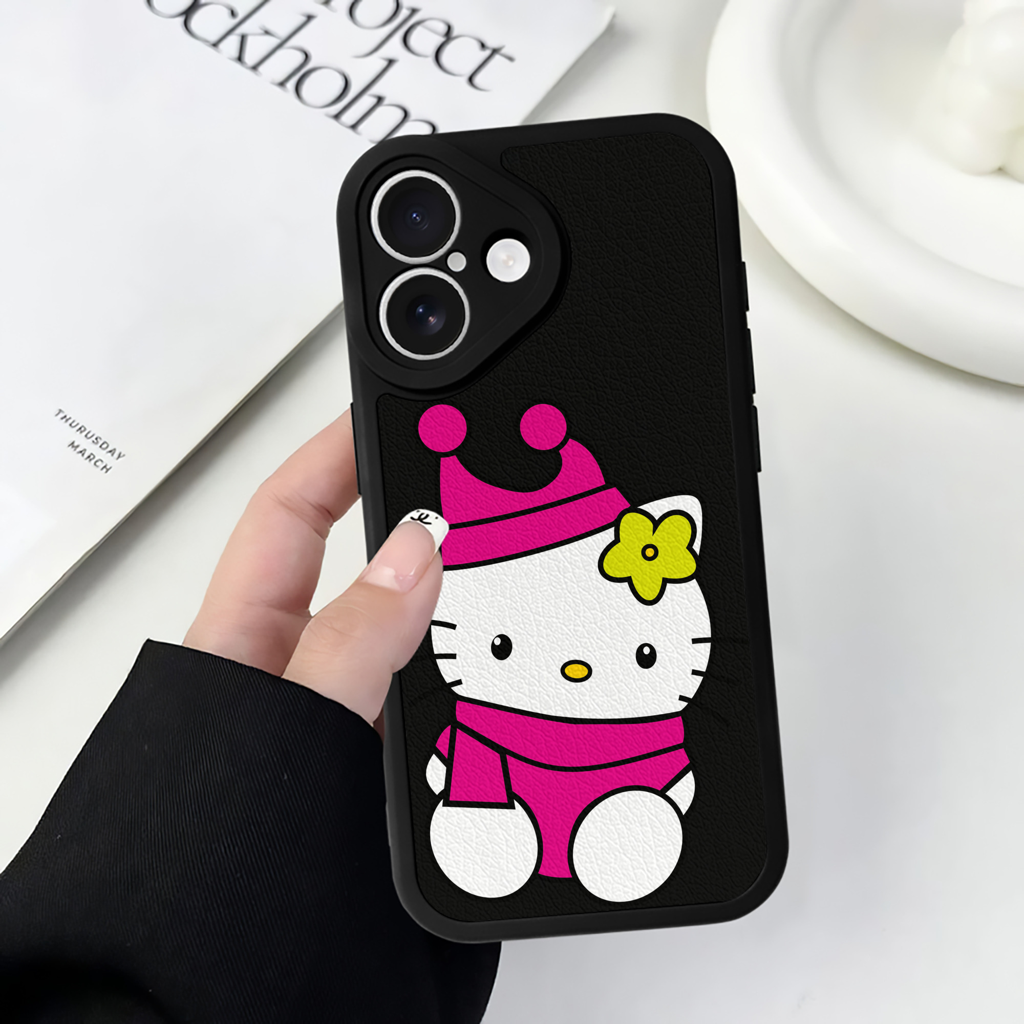 （画像用） Hello Kitty ハローキティ 【iPhone 16シリーズ対応】シリコンスマホケース（レザー調） 材質：シリコン